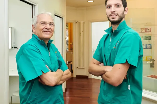 Due dentisti in clinica dentistica moderna