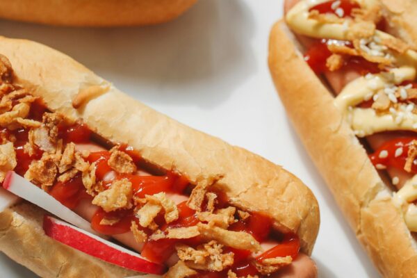 Hot dog con salse e cipolle croccanti