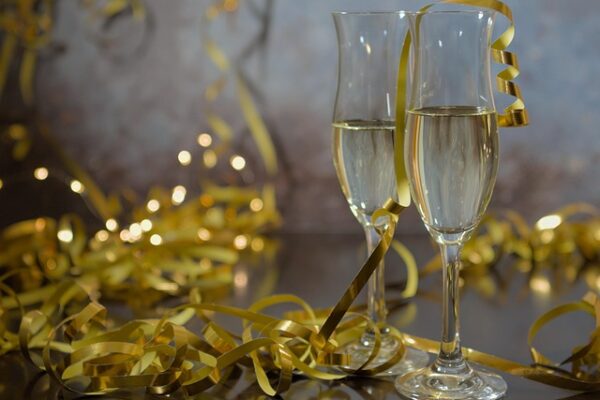 Bicchieri di champagne con festoni dorati
