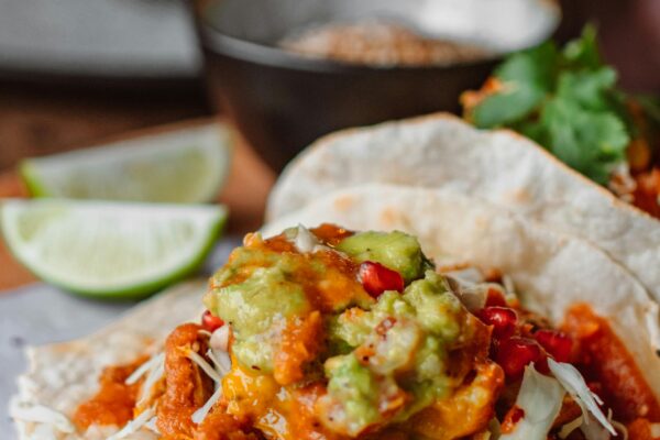 Taco ripieno con salsa e verdure fresche