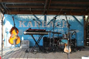 Palco all'aperto con strumenti musicali pronti