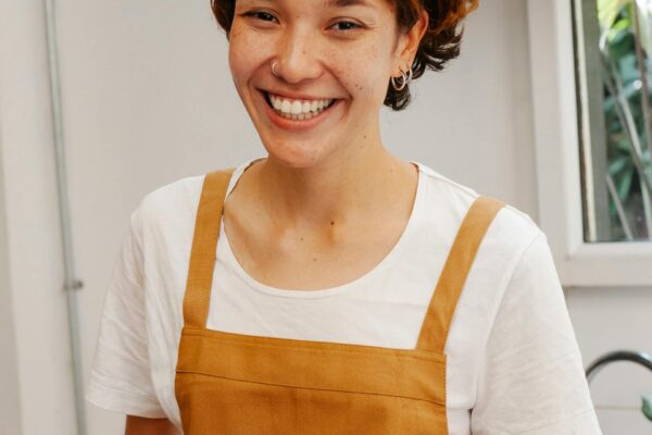 Persona sorridente con croissant su piatto