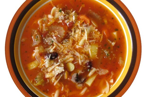 Minestrone ricco con pasta e verdure colorate.