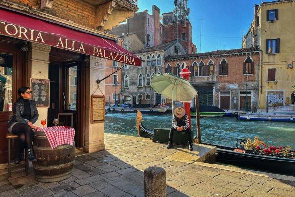 vigne italiane,vini italiani,esperienze enogastronomiche,degustazioni nei vigneti,tour delle cantine italiane,vini toscani,vini piemontesi,vini siciliani,terroir italiano,vitigni italiani.,vigne della Toscana,colline toscane,Chianti Classico,Brunello di Montalcino,Langhe piemontesi,Barolo,Barbaresco,vini dell’Etna,vini vulcanici,Nero d’Avola,Carricante,Grillo,tradizioni vinicole italiane,microclima ideale per le uve,vini biologici,vini biodinamici,vini autoctoni italiani.,turismo enogastronomico in Italia,degustazioni di vino,vacanze tra le vigne,vini di alta qualità,vigneti italiani famosi,terroir delle Langhe,vini rossi italiani,vini bianchi italiani,escursioni nei vigneti,vendemmia italiana,passeggiate tra i filari,abbinamenti cibo e vino,vini DOC italiani,vini DOCG italiani.,esperienze vinicole in Toscana,degustazioni di Barolo nelle Langhe,vini tipici siciliani da provare,migliori cantine italiane da visitare,vini rossi pregiati italiani,tour enogastronomici italiani,vini italiani famosi nel mondo,come visitare i vigneti in Italia,cosa fare nelle Langhe,vini dell’Etna e le loro caratteristiche