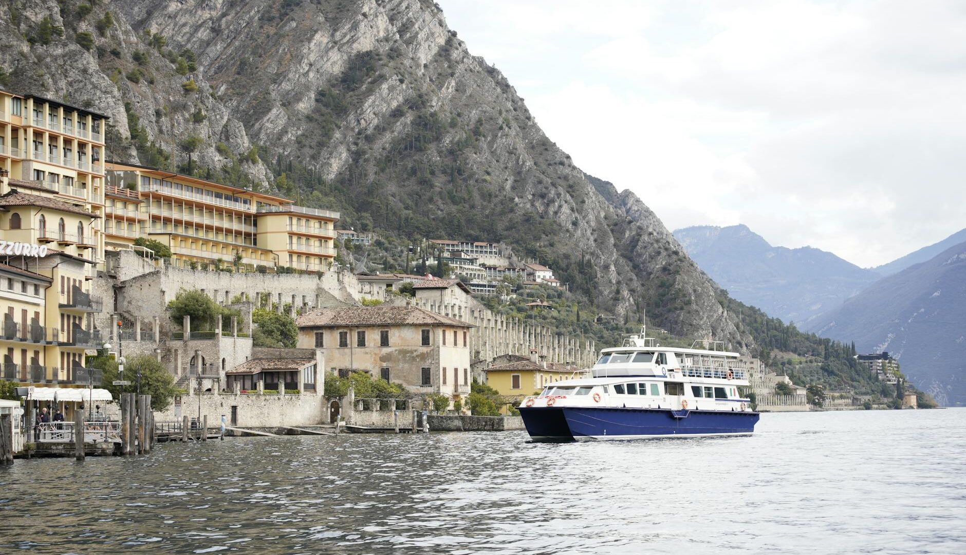 Traghetto sul lago circondato da montagne