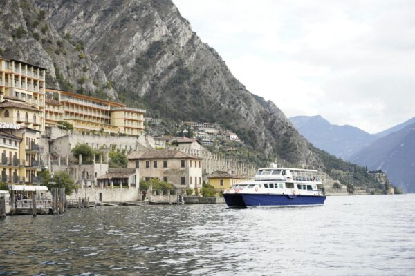 Traghetto sul lago circondato da montagne