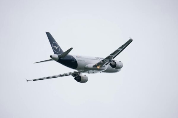 Aereo in volo su cielo nuvoloso