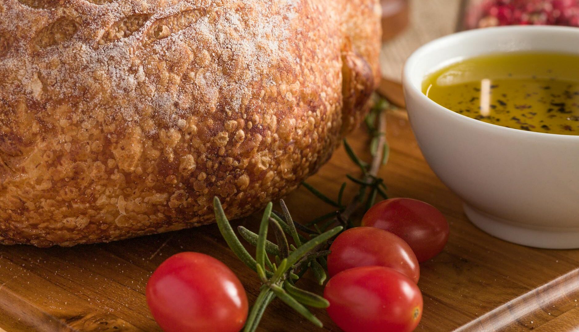 Pane fresco con pomodori e olio d'oliva