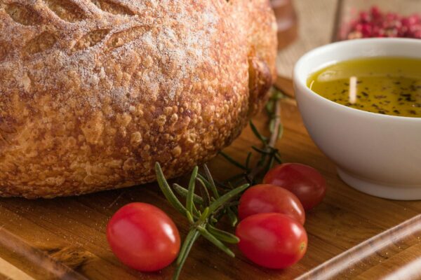 Pane fresco con pomodori e olio d'oliva