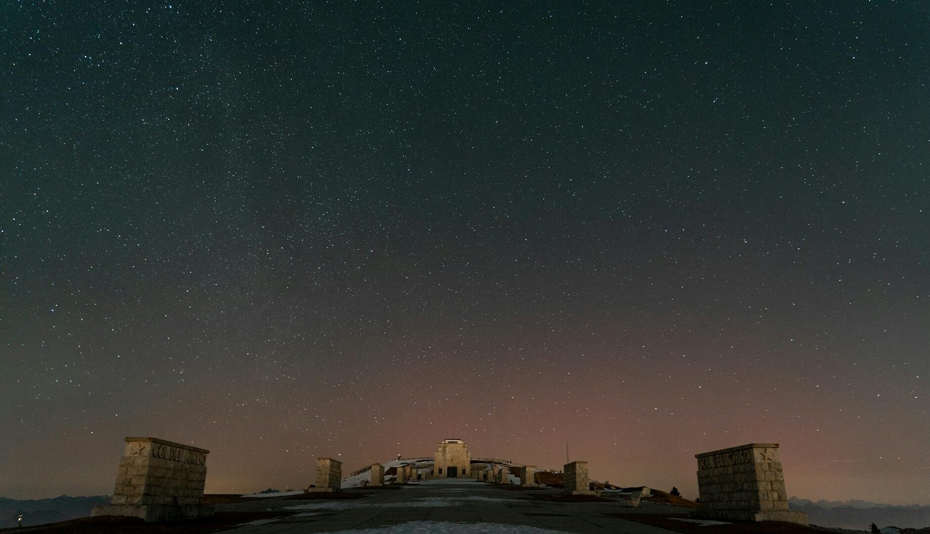 Cielo stellato sopra monumento al tramonto