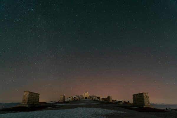 Cielo stellato sopra monumento al tramonto