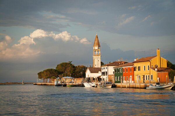Case colorate e campanile lungo il canale