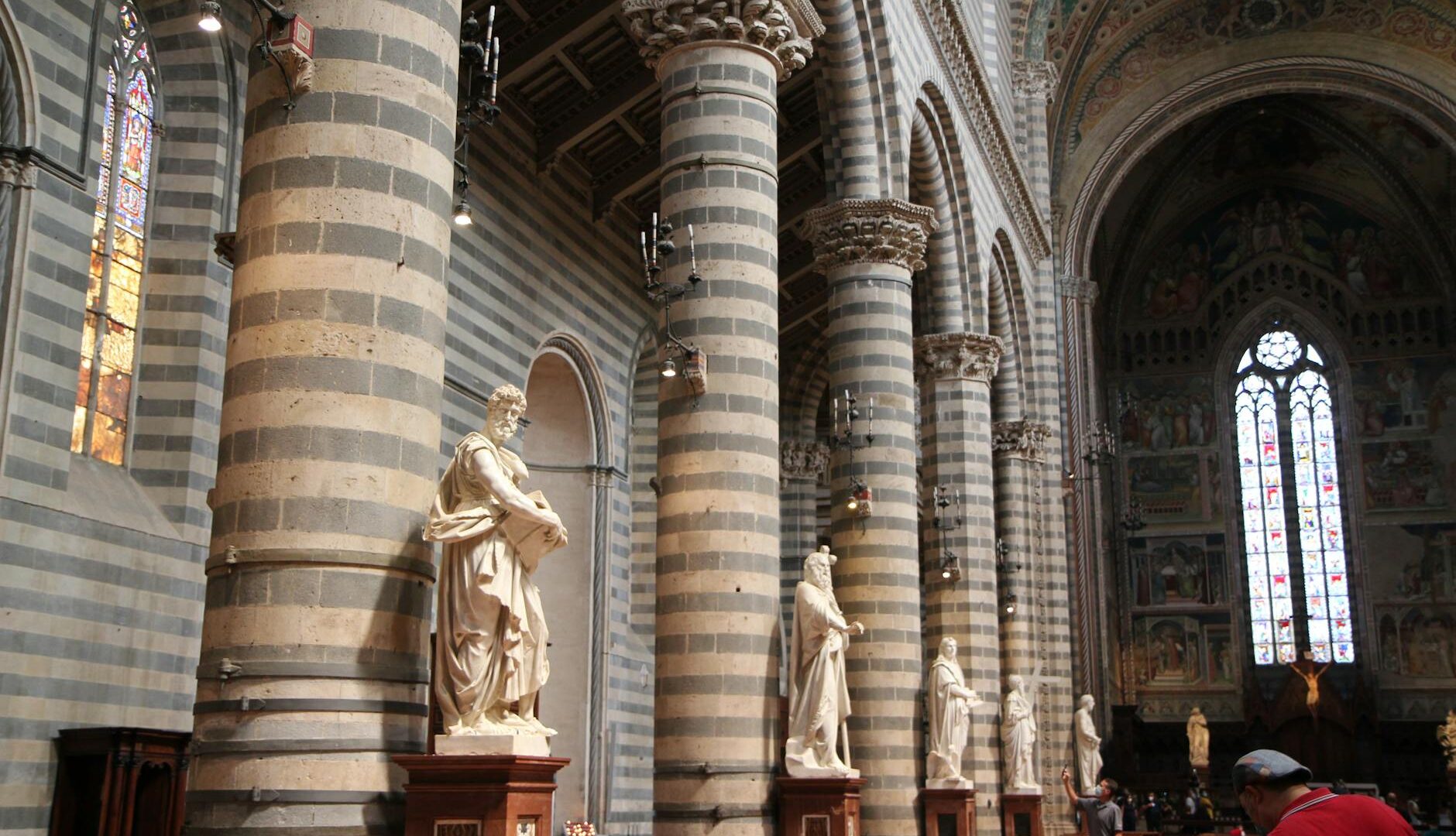 Interno del Duomo di Orvieto, statue e colonne decorative.