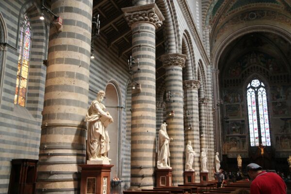 Interno del Duomo di Orvieto, statue e colonne decorative.