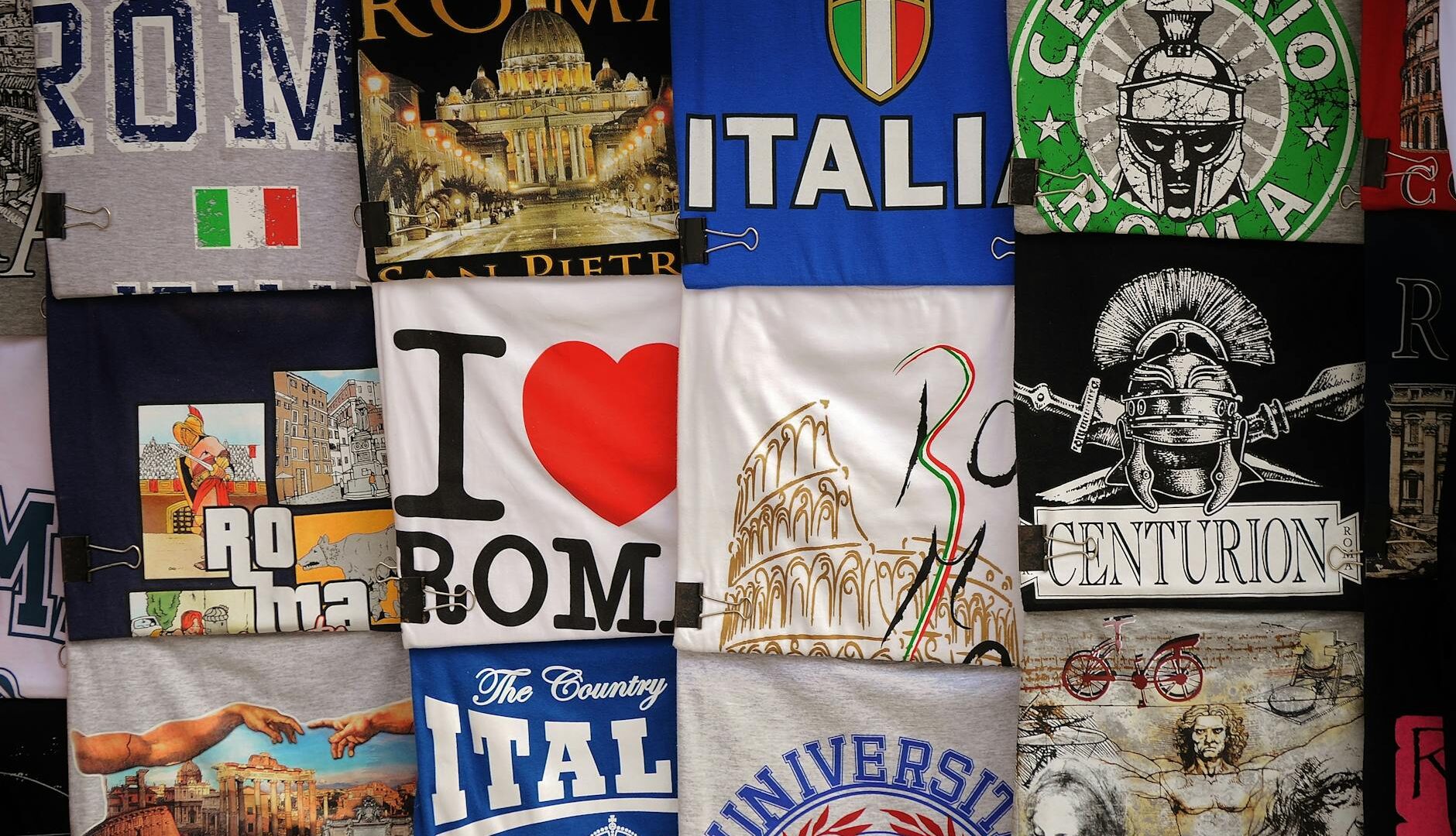 Magliette souvenir Roma e Italia esposte in vendita.