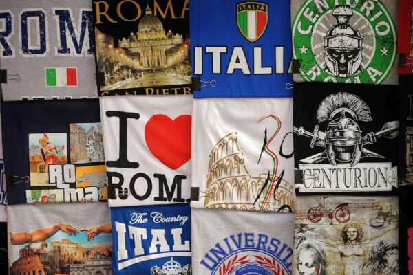 Magliette souvenir Roma e Italia esposte in vendita.