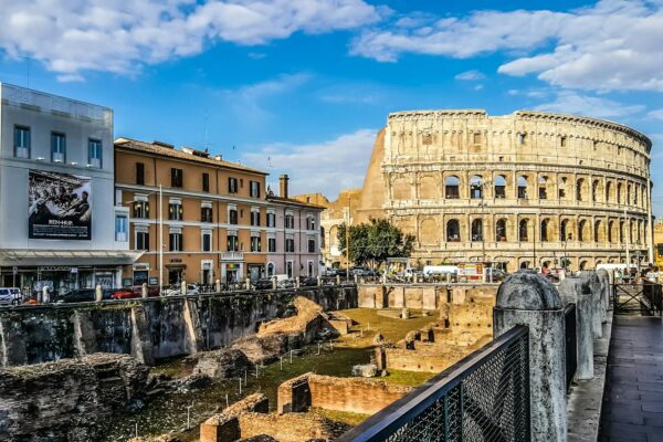Vista sul Colosseo a Roma con edifici vicini