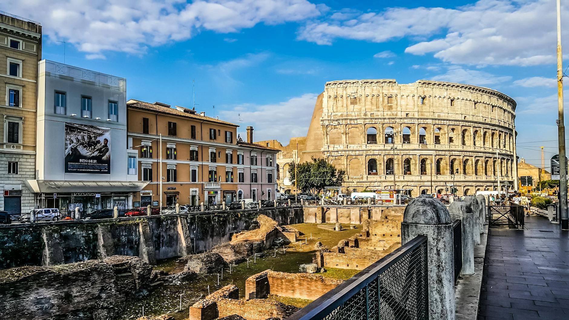 Vista sul Colosseo a Roma con edifici vicini