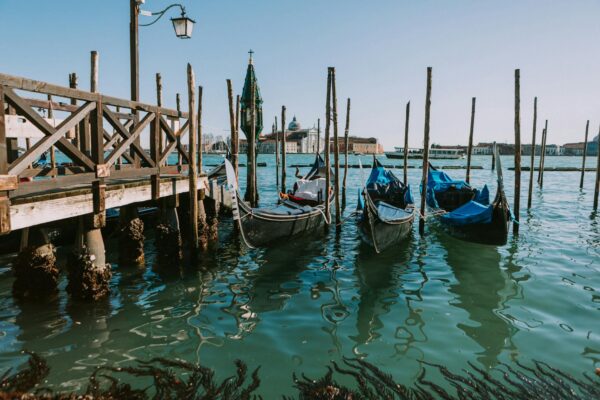 Gondole ormeggiate a Venezia con vista.