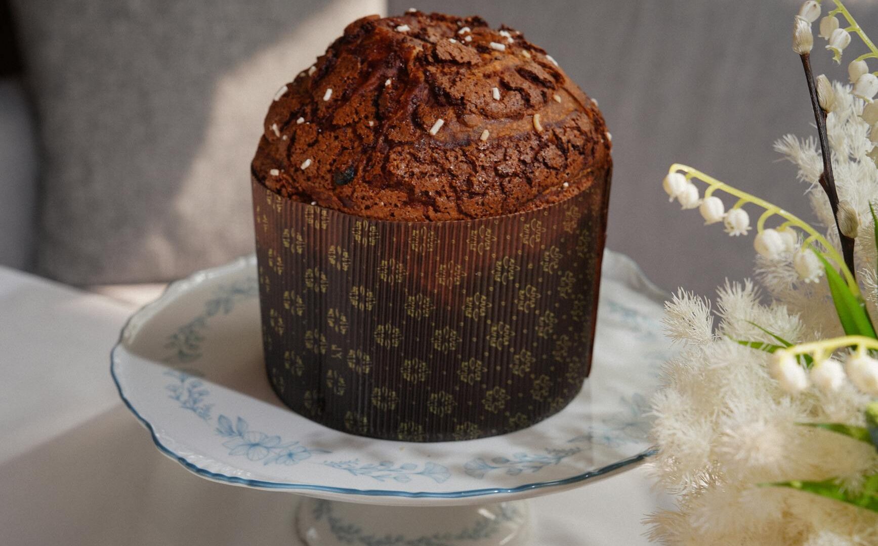 Panettone su alzata con fiori bianchi