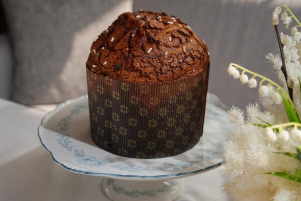 Panettone su alzata con fiori bianchi