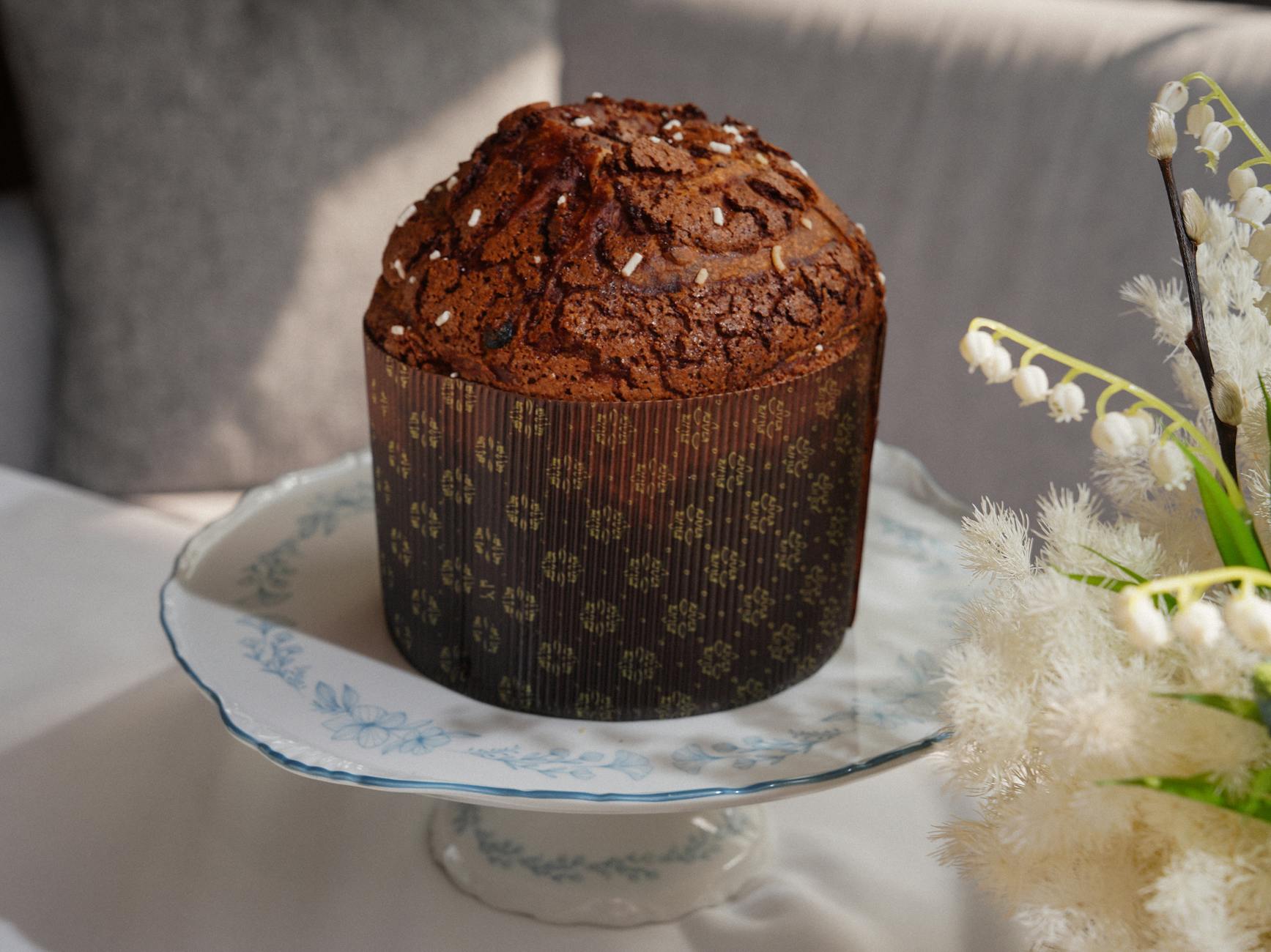 Panettone su alzata con fiori bianchi