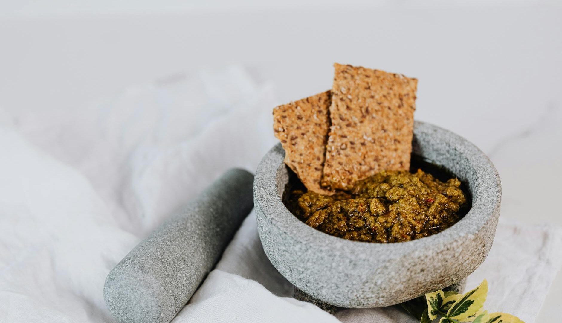 Pesto con cracker in ciotola di pietra
