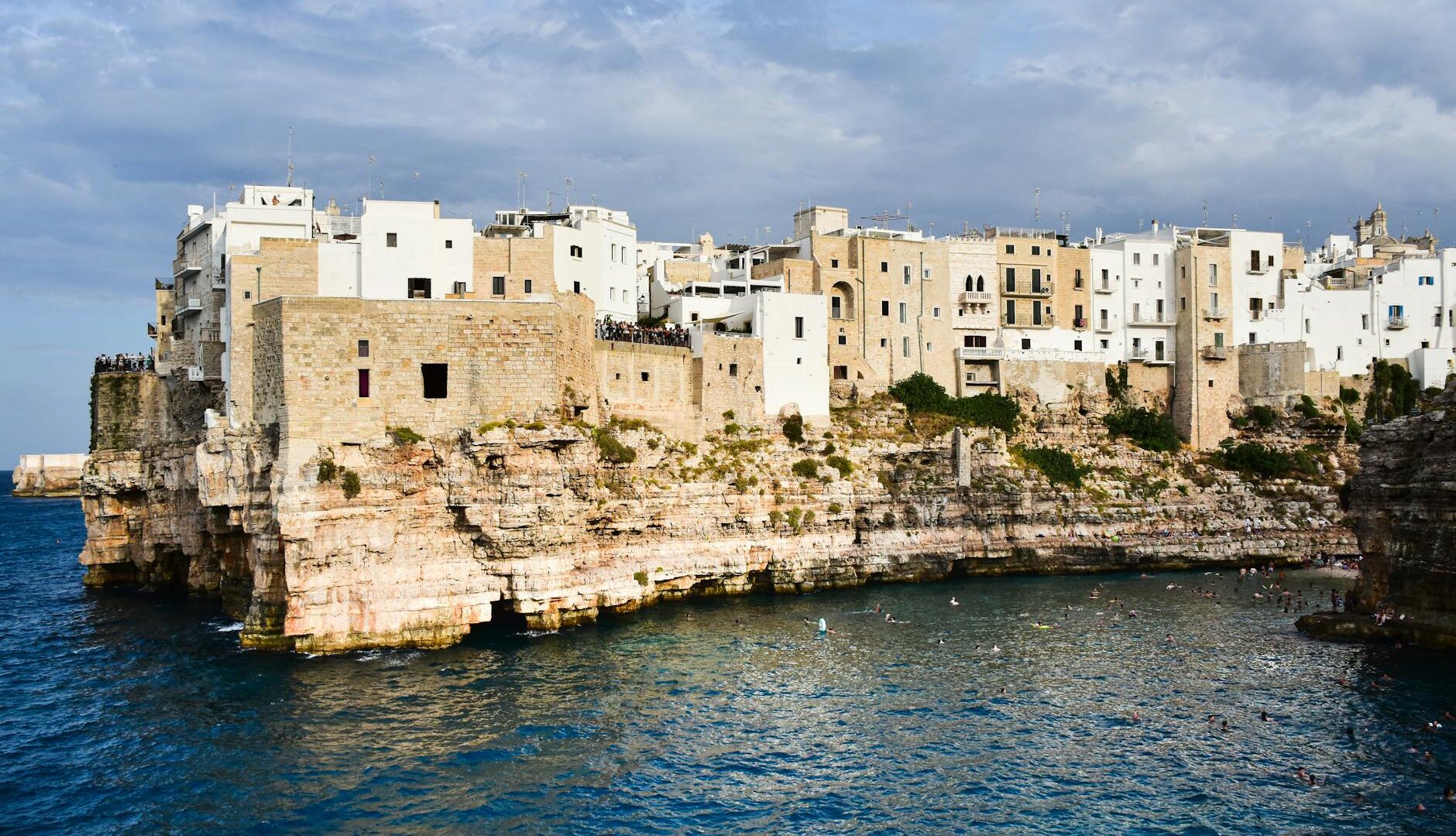 Costiera rocciosa con edifici storici sul mare