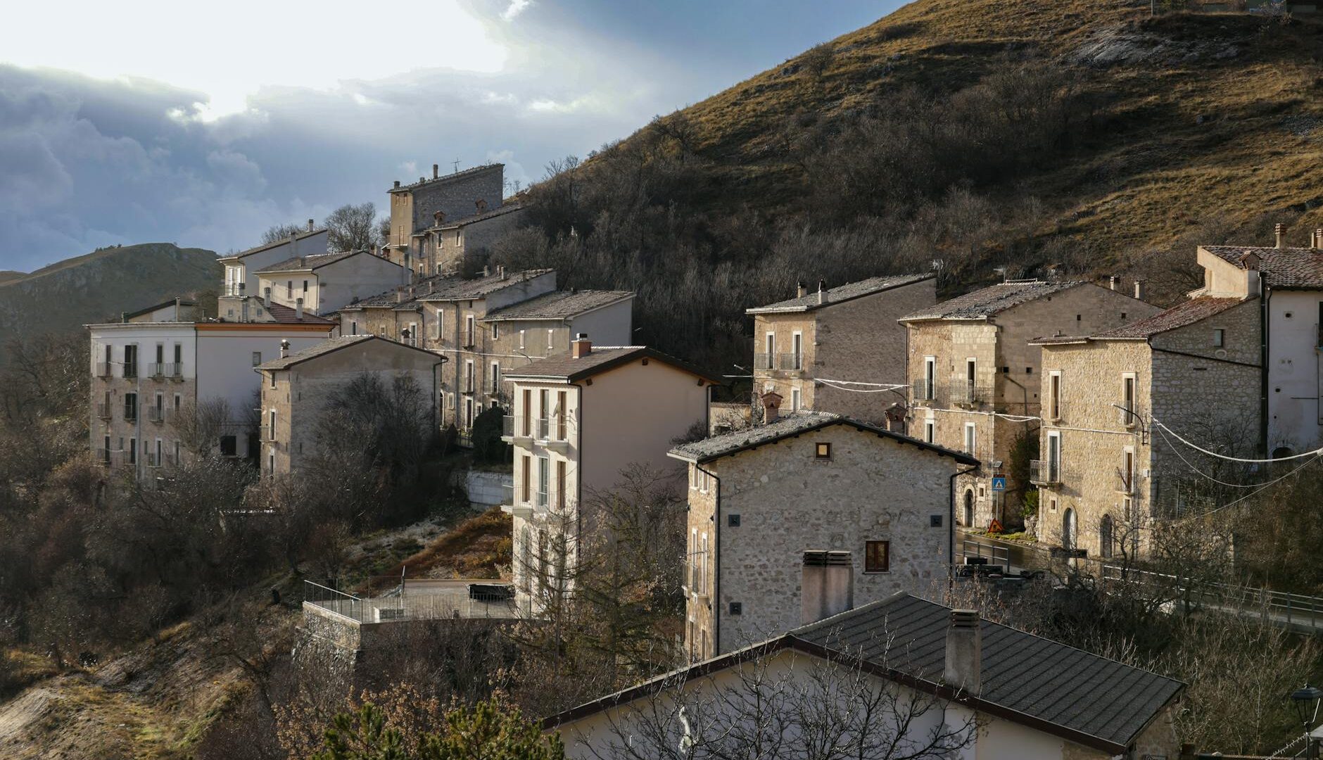 Case in pietra su una collina italiana