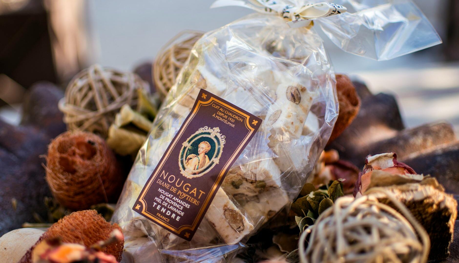 Confezione di torrone confezionato su sfondo decorativo.