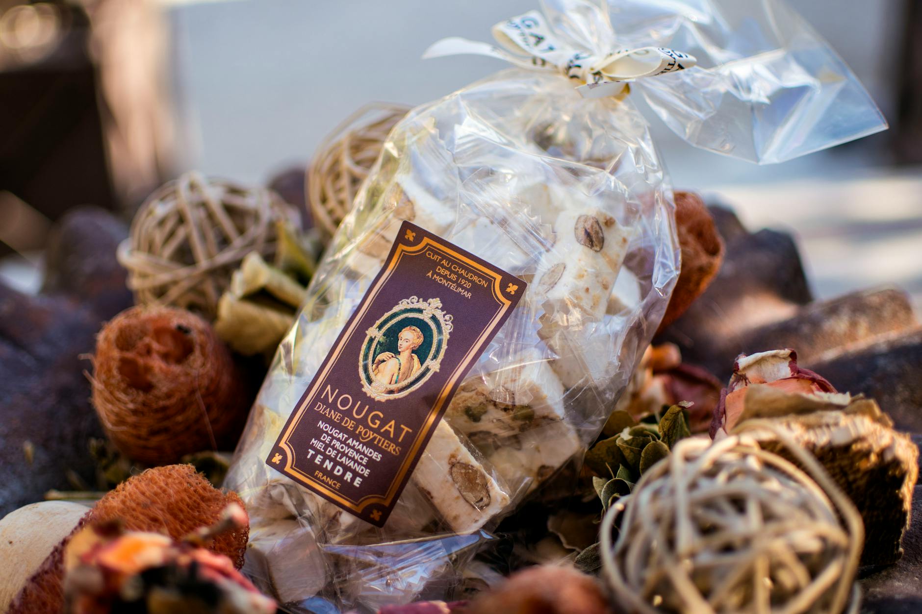 Confezione di torrone confezionato su sfondo decorativo.