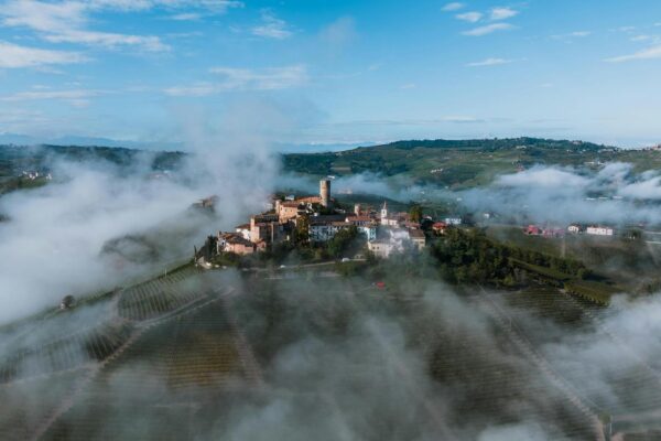 Paesaggio collinare italiano avvolto nella nebbia