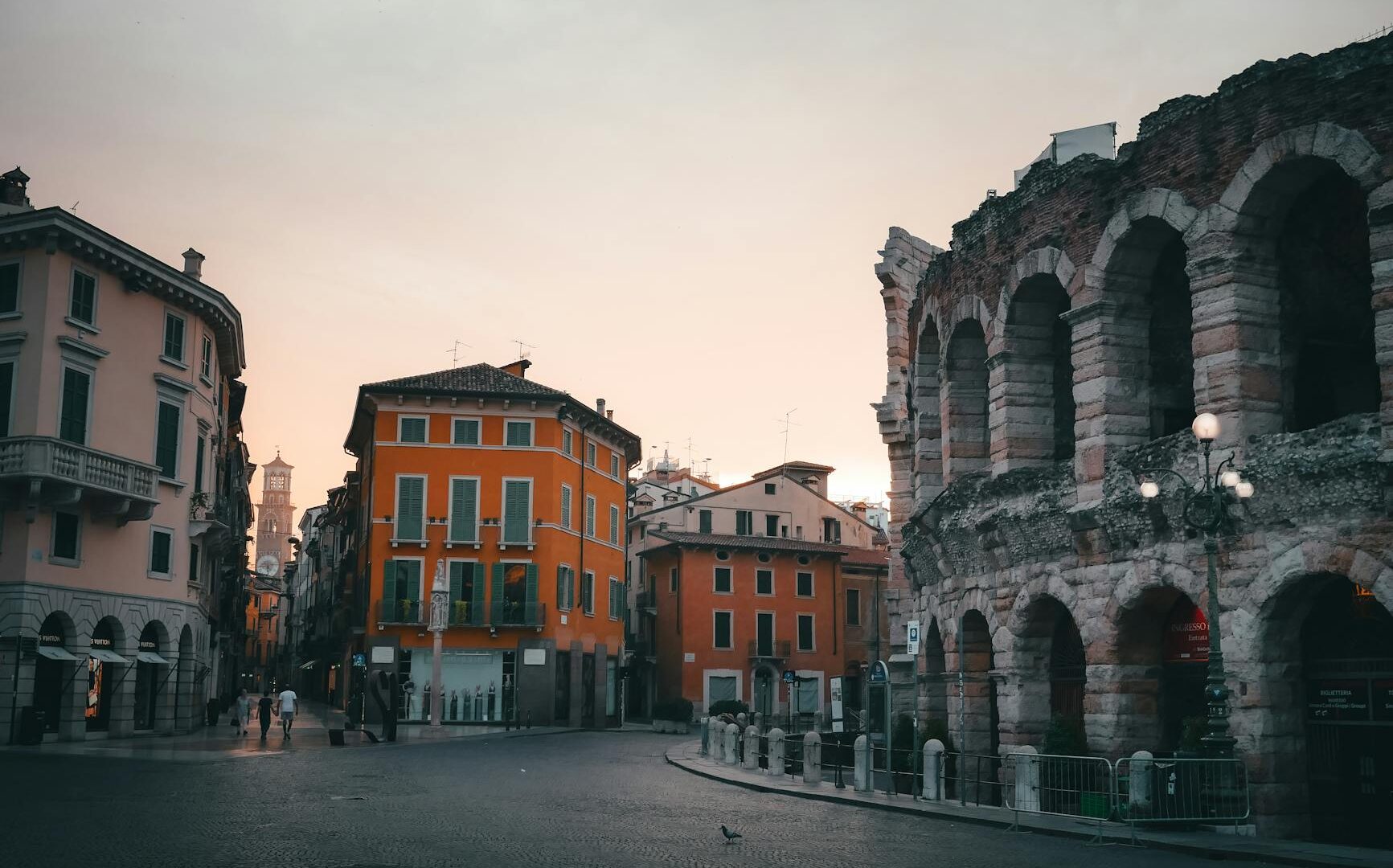 Arena di Verona al tramonto, edifici circostanti.