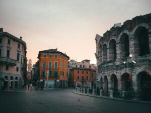 Arena di Verona al tramonto, edifici circostanti.