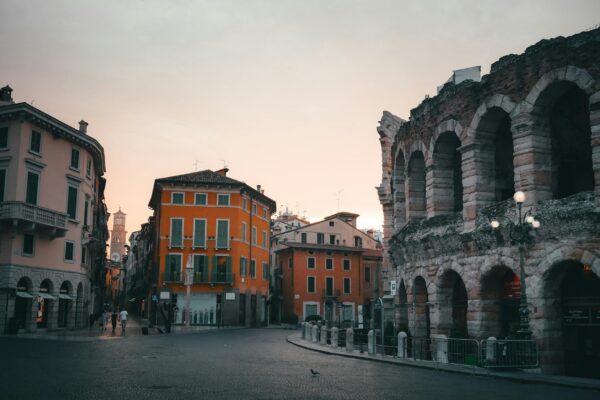 Arena di Verona al tramonto, edifici circostanti.