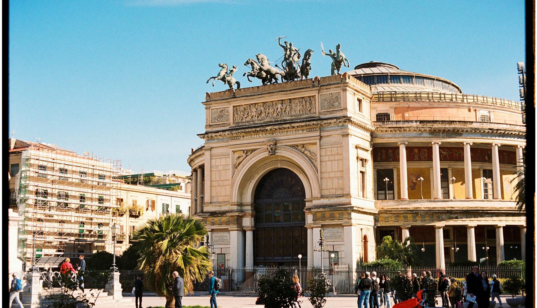 Palermo, Teatro Politeama, giorno soleggiato.