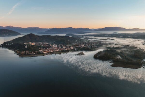 Panorama lacustre all'alba con montagne