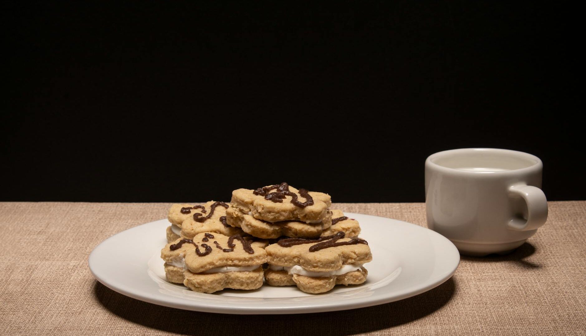 Biscotti glassati con tazza di caffè sul tavolo.