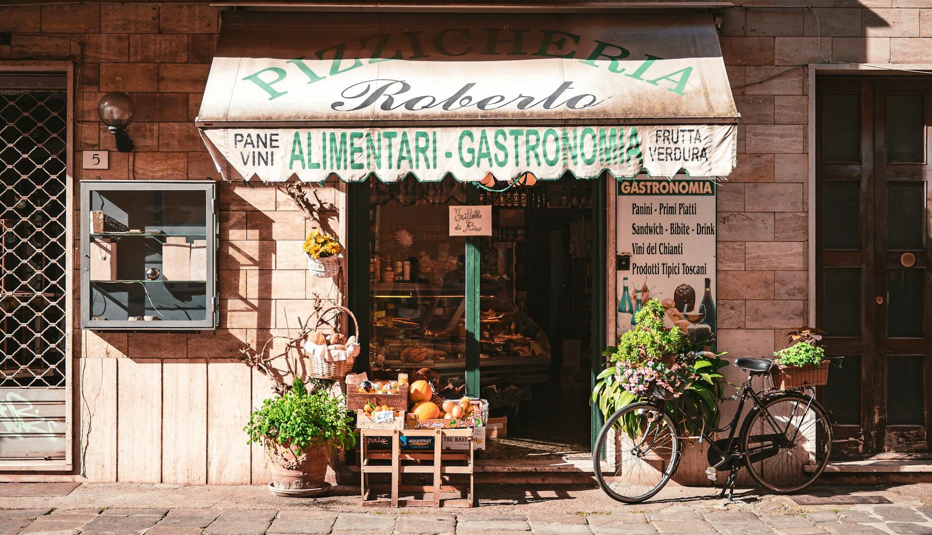 Ingresso alimentari gastronomia italiana con bicicletta