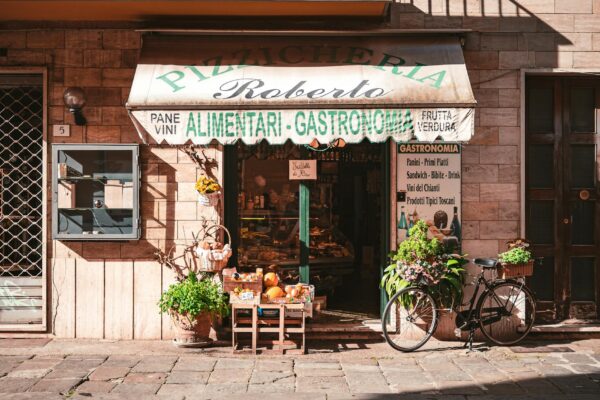 Ingresso alimentari gastronomia italiana con bicicletta