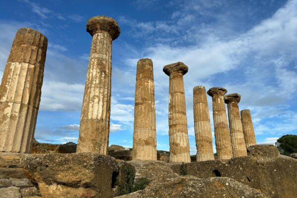 Agrigento e la Sagra del Mandorlo in Fiore 2026: itinerario di primavera tra templi, fiaccolate e dolci di mandorla