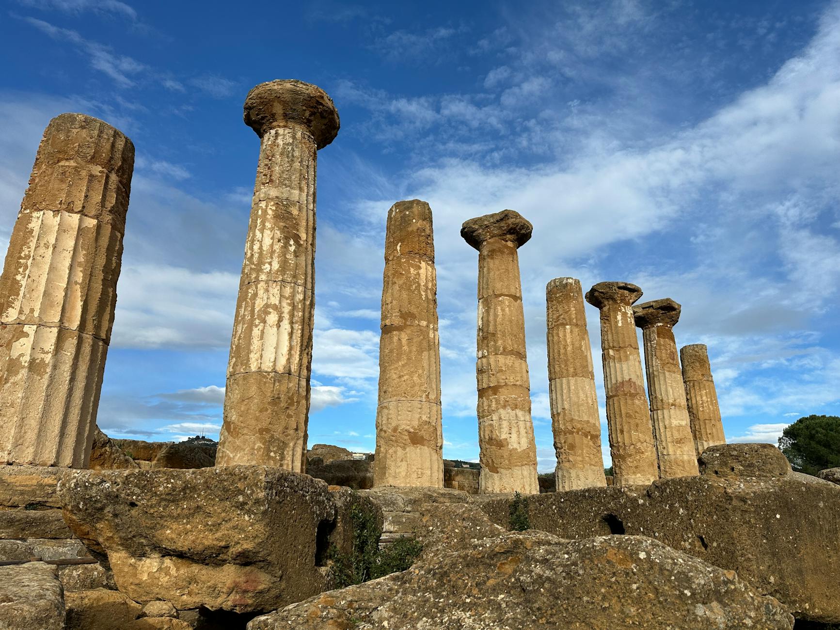 Agrigento e la Sagra del Mandorlo in Fiore 2026: itinerario di primavera tra templi, fiaccolate e dolci di mandorla