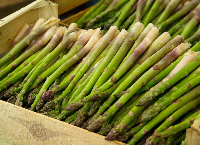 Cassetta di asparagi freschi al mercato