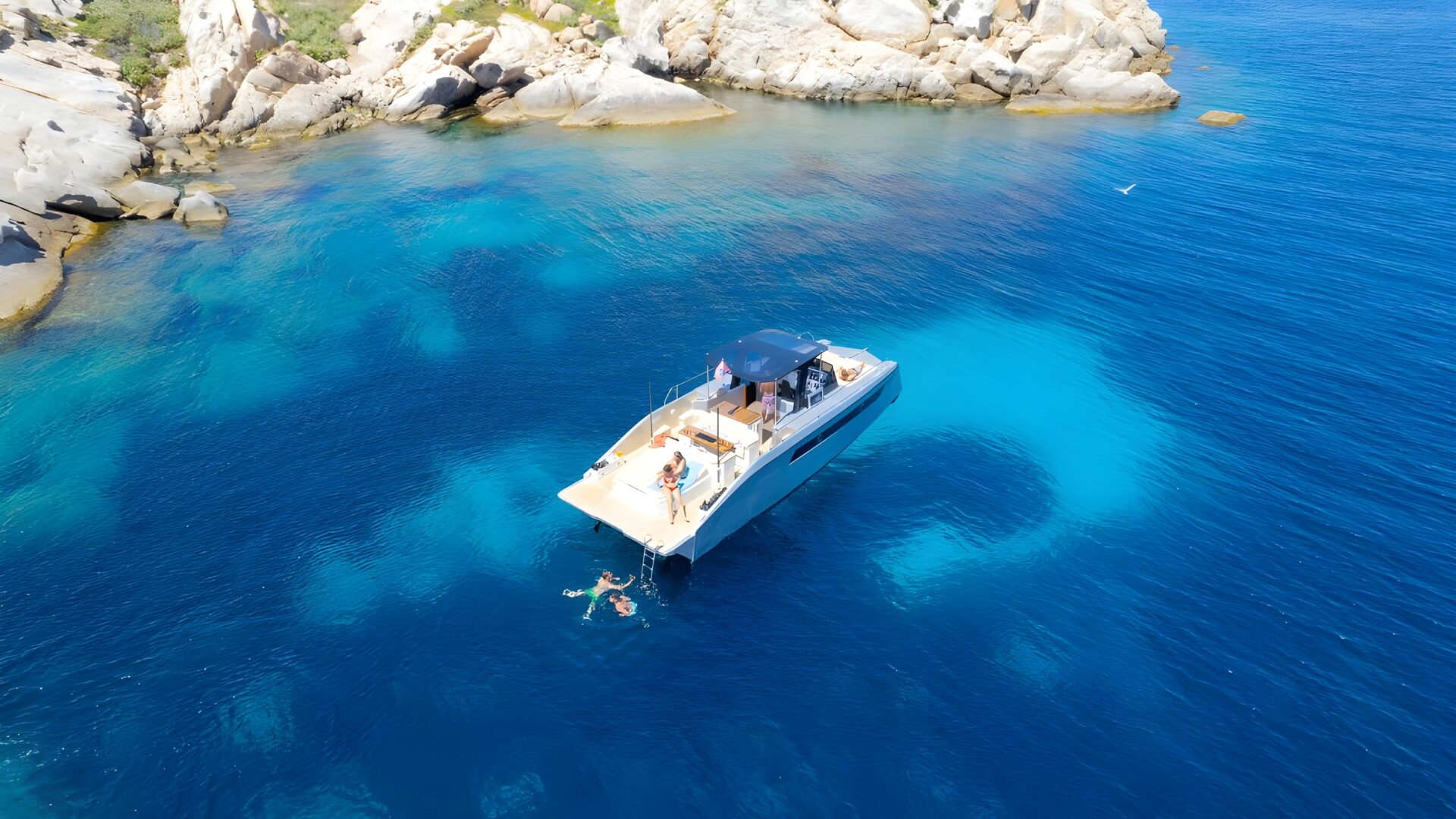 Barca a vela in mare cristallino.