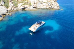 Barca a vela in mare cristallino.