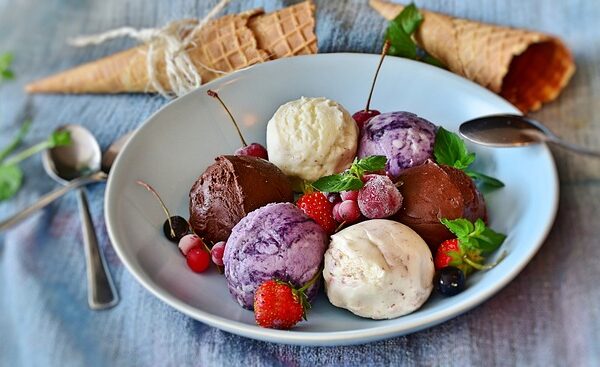 Gelato misto con frutta e cialde.