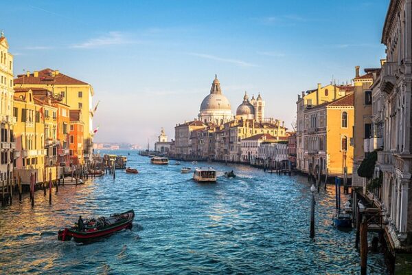 Canale di Venezia con barche e edifici storici.