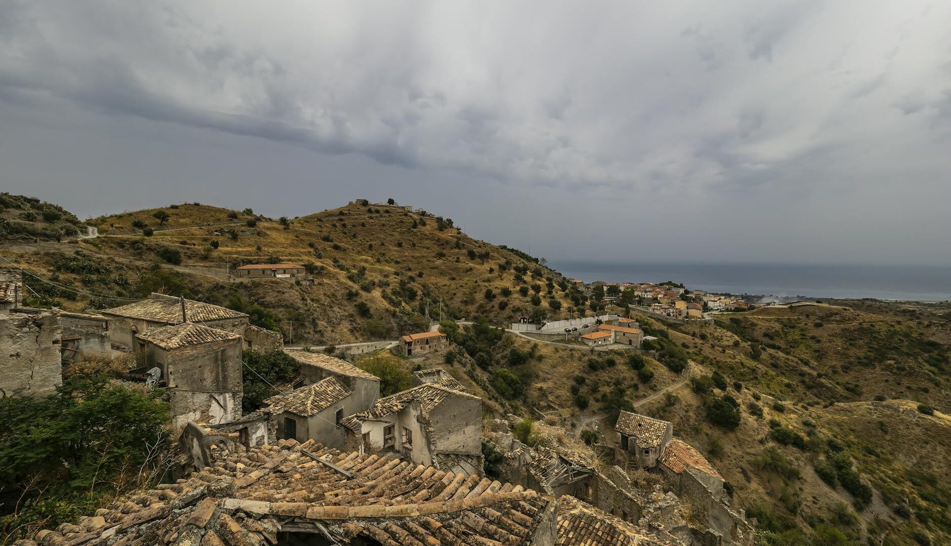 Borghi autentici lontano dal turismo di massa: Costa Rei, Calasetta e le vallate del Centro Italia nel 2026