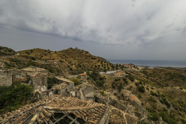 Borghi autentici lontano dal turismo di massa: Costa Rei, Calasetta e le vallate del Centro Italia nel 2026