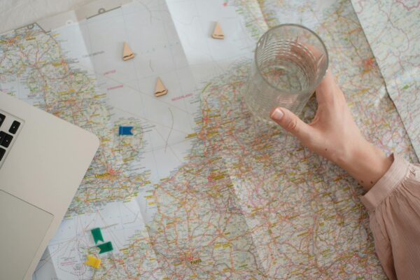 Intelligenza Artificiale e pianificazione itinerari: come usare ChatGPT e AI Travel Agent per scoprire l’Italia autentica